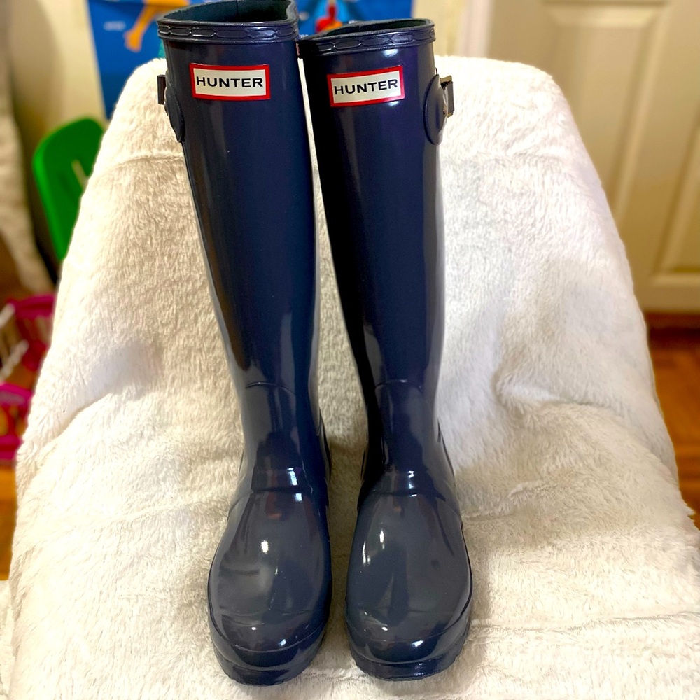 Hunter tall boot size 6 like new without a box gray in color